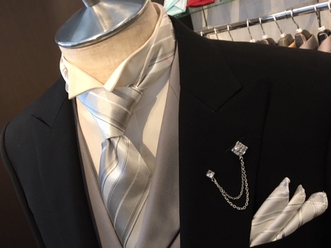 メンズビギ そうぞうし 卵モチーフ ラペルピン